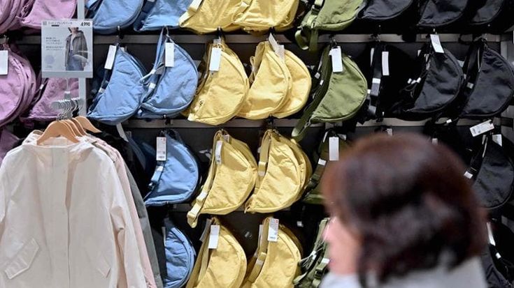 Uniqlo denuncia Shein: “Hanno copiato la nostra borsa”. L’ombra dell’intelligenza artificiale dietro ai plagi