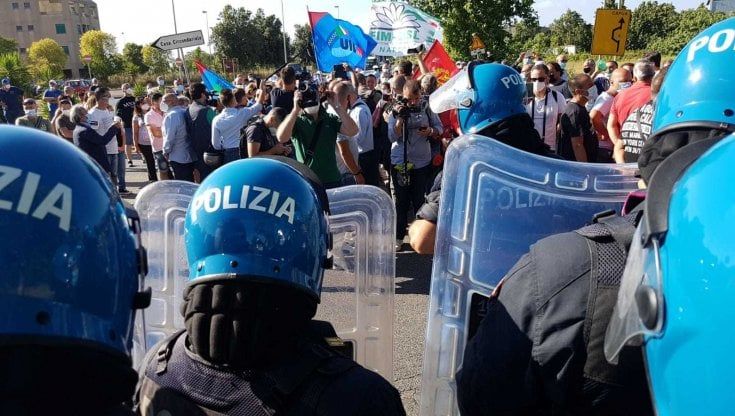 Whirlpool: "Licenziamento per i 340 operai di Napoli". Draghi incontra i lavoratori