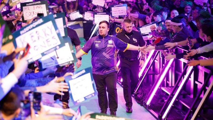 Luke Littler, il nuovo fenomeno delle freccette in finale al Mondiale. A soli 16 anni potrebbe vincere più di mezzo milione di euro