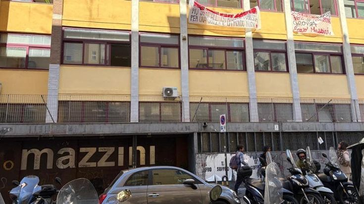 Scuole a Napoli, studenti con i materassini: “Ascoltate, non criminalizzateci”