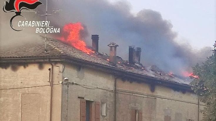 Incendio a Villa Zambeccari, presi i responsabili: hanno 13 e 15 anni, “una bravata”. Denunciati