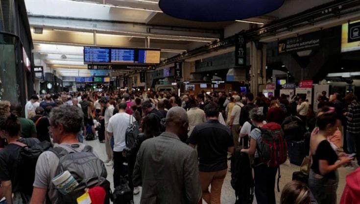 Attacco alla rete ferroviaria francese nel giorno della cerimonia di apertura delle Olimpiadi: le immagini dalla stazione di Montparnasse