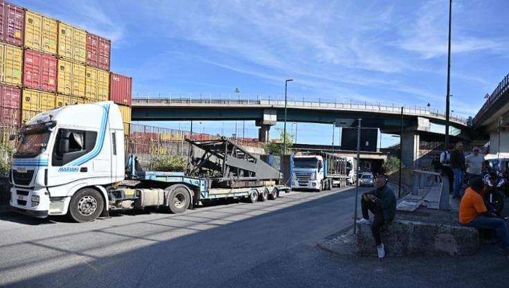 Protesta degli autotrasportatori: presidi e caselli bloccati, scaffali vuoti nei supermercati