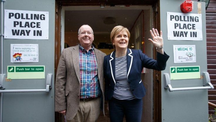 Scozia, il marito dell'ex premier Sturgeon arrestato: "Inchiesta sui soldi del partito indipendentista"