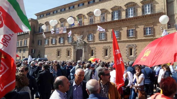 Migliaia di regionali in piazza a Palermo per dire no ai tagli delle buste paga