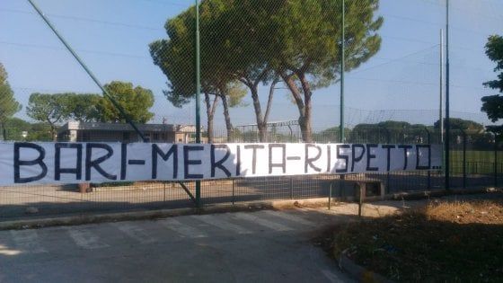 Bari, striscioni di protesta davanti allo stadio dopo la penalizzazione della squadra di Giancaspro