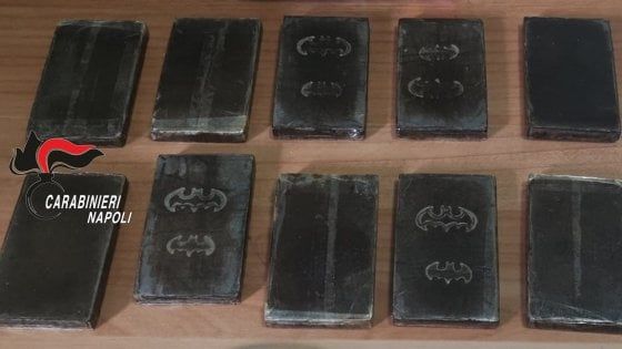 Forio, oltre un chilo di hashish con logo di Batman: arrestato 20enne