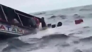 Colombia, barca turistica si capovolge per il mare mosso: tutti i passeggeri finiscono in acqua