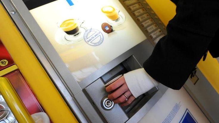 Licenziato dopo aver preso resto da 1,60 euro da macchinetta del caffè: risarcito con 18 mensilità