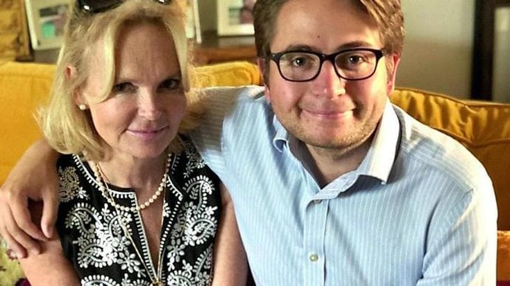 Il figlio della regina del rosa Lucinda Riley: “Sono la voce di mia madre”