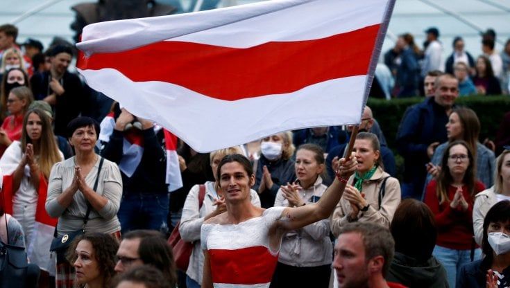 Bielorussia, diciottesima domenica di manifestazioni anti-Lukashenko: oltre 300 arresti