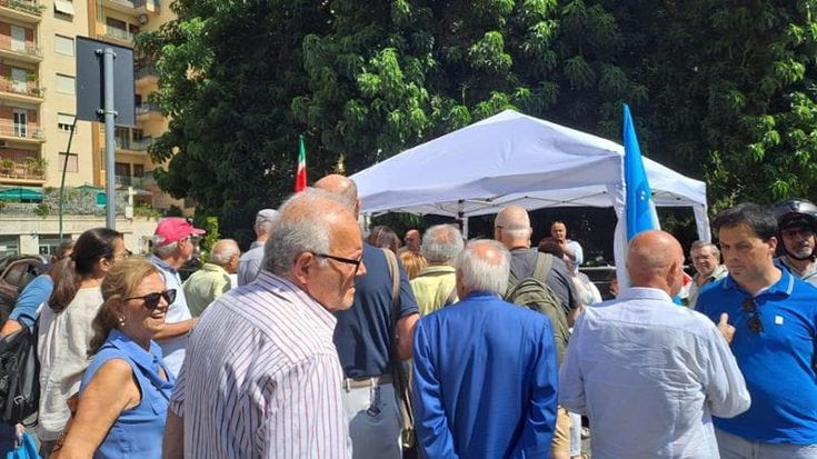 Referendum Autonomia, subito in fila ai gazebo per firmare: “Un esercizio di democrazia”