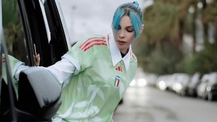 Rose Villain a Sanremo con la nuova maglia della Nazionale femminile di calcio