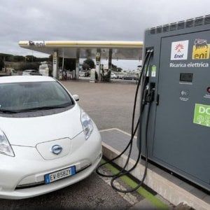 Giappone, le colonnine per le auto elettriche superano i distributori di carburante