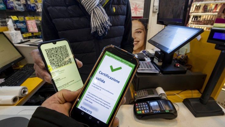 Napoli, la protesta dei commercianti: "Con i controlli del Green Pass rischiamo di perdere clienti"