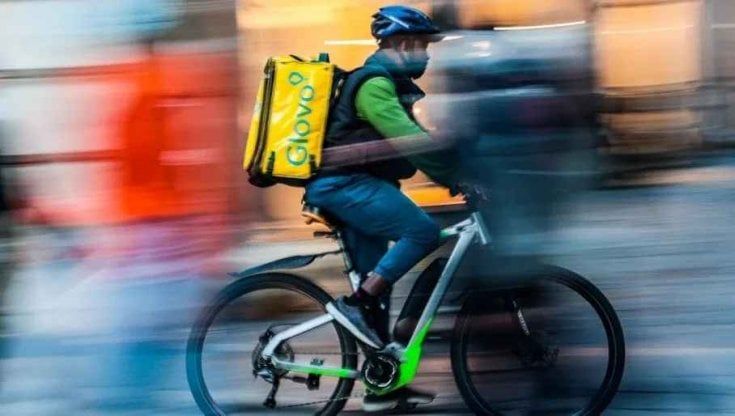 Torino, ruba la bici al rider ma il fattorino lo insegue e lo fa arrestare