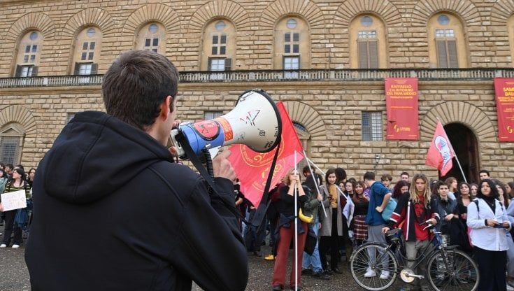 In piazza con gli ex Gkn, picchetti dei collettivi studenteschi