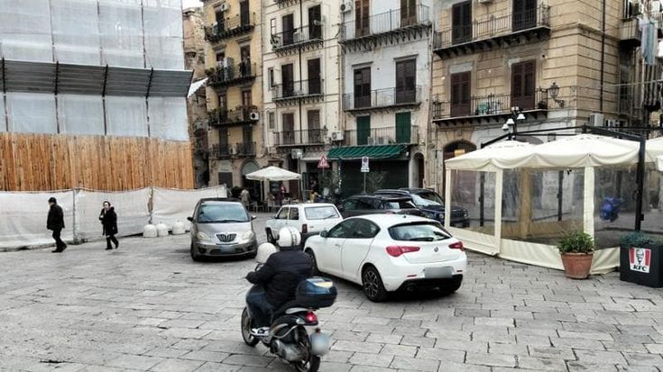 Zone pedonali ostaggio di auto e moto, a piazza Borsa c’è pure il posteggiatore