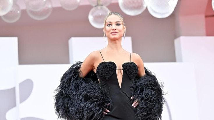 Venezia 80, tra mani in tasca e trasparenze. Le pagelle del red carpet di oggi alla Mostra del Cinema