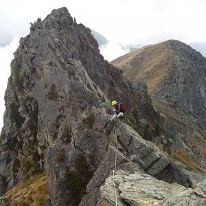 Un aereo da turismo precipita sui monti al confine tra Piemonte e Valle d'Aosta. Illesi i due passeggeri