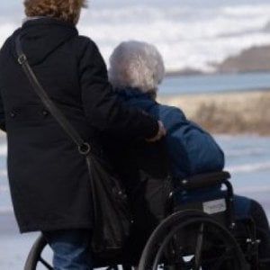 Disabilità over 65, entro 2047 riguarderà 1 donna su 4 e 1 uomo su 6 