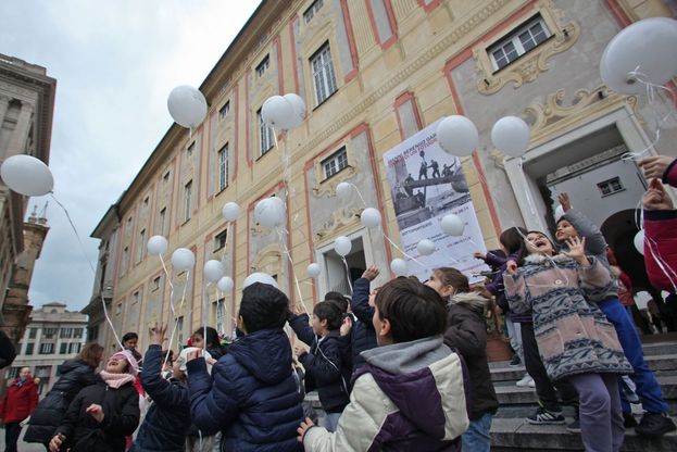 Cento palloncini bianchi<br />contro il cancro infantile