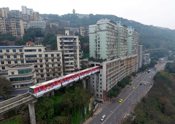 Cina, una fermata del metrò dentro casa: il treno entra ed esce dal palazzo