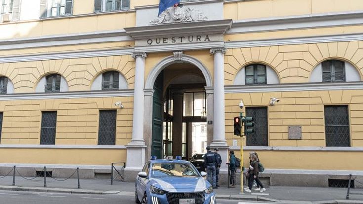 Uomo armato sperona moto della polizia, gli agenti rispondono con cinque colpi di pistola