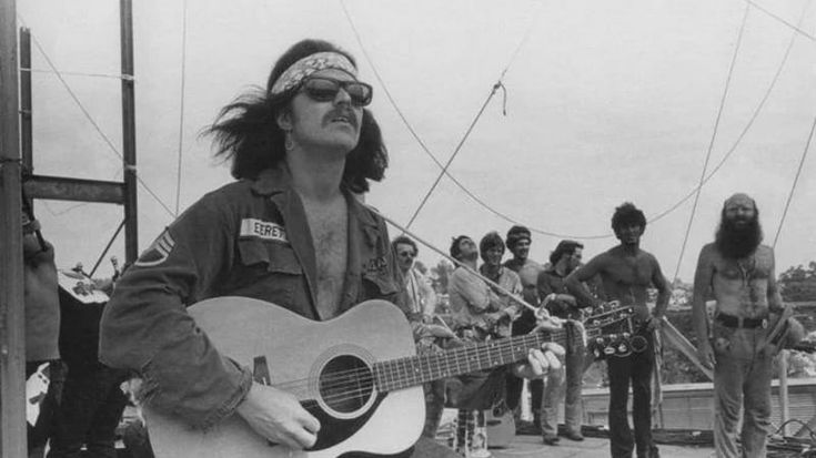 Country Joe McDonald, morto a 84 anni il cantautore di protesta che incendiò Woodstock