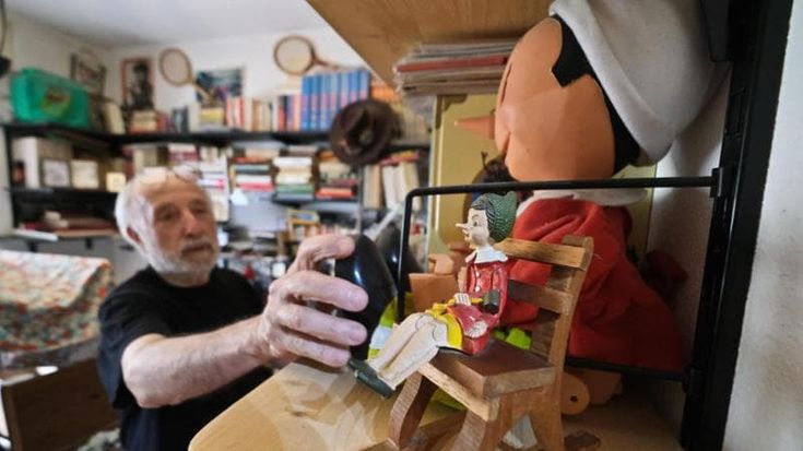 Genova, Adriano non abita a Collodi, ma i suoi Pinocchi sono una favola