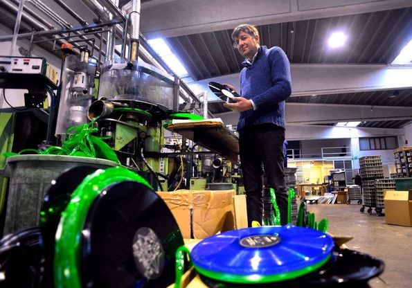 Milano, nell'unica fabbrica italiana dei dischi senza tempo: "Ci godiamo la riscossa del vinile"