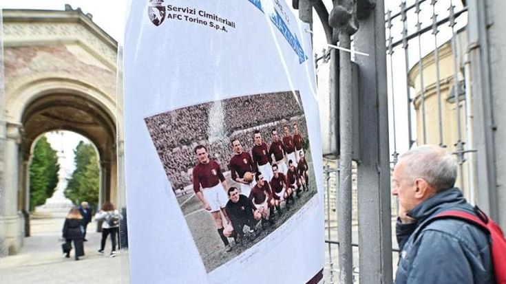 Grande Torino, cerimonia a Superga: i tifosi contestano la squadra di oggi