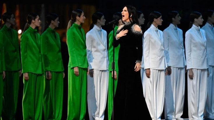 Pausini emoziona con l’Inno di Mameli. Mariah Carey, Bocelli e Ghali illuminano i Giochi