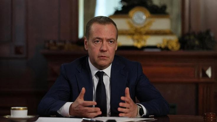 Medvedev, il trasformista: “Si è stancato di fare il troll, vuole tornare sulla scena politica”
