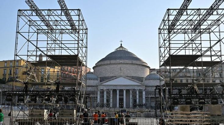 Febbre per il Centenario del Napoli, piazza Plebiscito verso il sold out