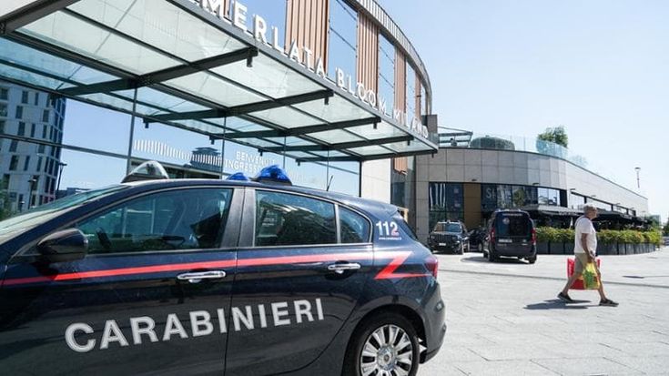 Assalto alla gioielleria del Merlata Bloom con pistole e parrucche: bloccati i rapinatori
