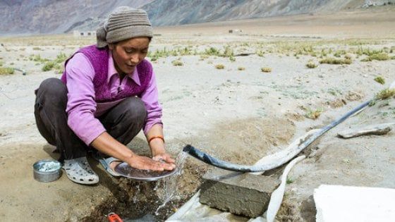 Una bottiglia per un pozzo: la startup milanese che porta l'acqua potabile alle famiglie africane