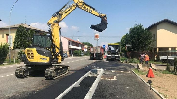 Corbetta, operai di 60 e 62 anni ustionati dal catrame bollente mentre lavorano alla pista ciclabile