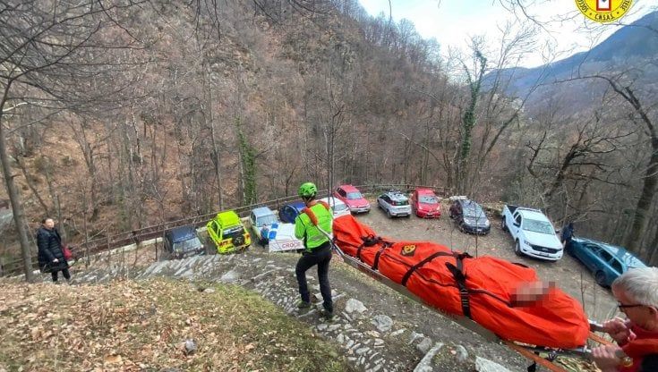 Partorisce in una baita isolata, per portarla in ospedale per controlli interviene il soccorso alpino