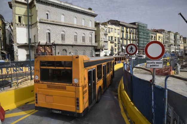 Bus di nuovo a doppio senso sulla Riviera di Chiaia