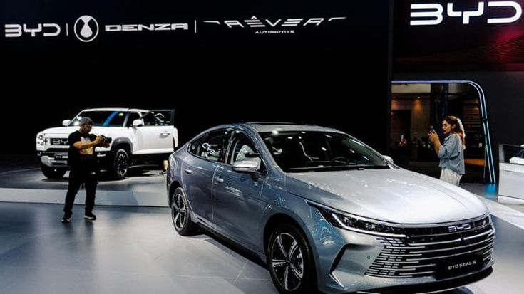 Auto, la Ue apre alle e-car cinesi: niente dazi con prezzi adeguati. Poi frena: “Solo indicazioni”