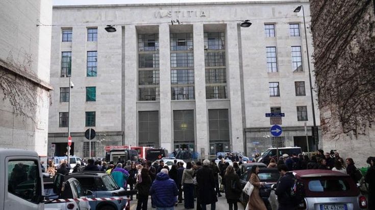 Tribunale evacuato, le chiamate sarebbero partite da Niguarda: verifiche sulle udienze previste ieri