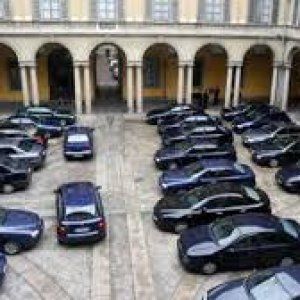 Auto blu vietata anche da casa a ufficio: fino a 3 anni di reclusione