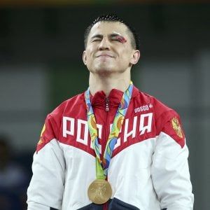 Roman, l'indistruttibile siberiano: lotta, sviene, si rialza e vince