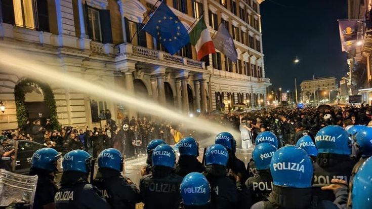Manifestazioni a Roma, la diretta: bombe carta contro la polizia, gli agenti caricano a Termini