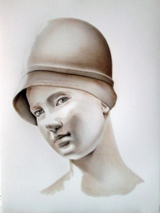 Da figure classiche immobili a ritratti femminili, le sculture diventano umane