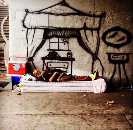 Un muro per dipingere i sogni: la street art dalla parte dei clochard