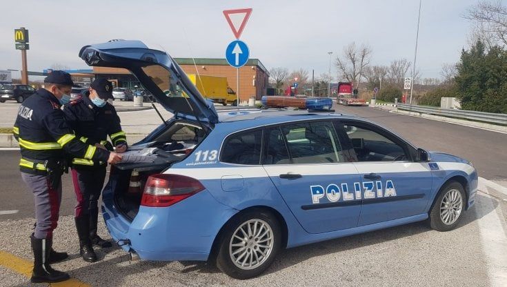 L'auto della famiglia ucraina in fuga si guasta sull'A26: la Polstrada offre provviste e il meccanico