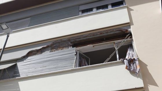 Roma, esplosione in un appartamento: decine di sfollati, grave un'anziana