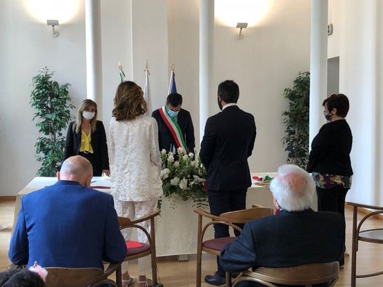 Bari, primo matrimonio civile post Covid: tutti con la mascherina. Decaro: "C'è il calore della famiglia"